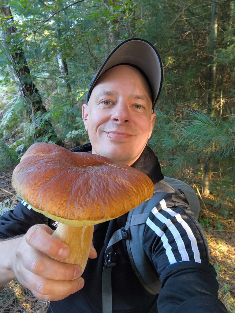 Sean Moxie mit einem prächtigen, großen, frischen Steinpilz