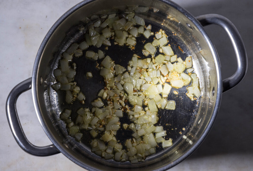 3. Die Zwiebeln und den Knoblauch im Suppentopf in Öl anbraten.