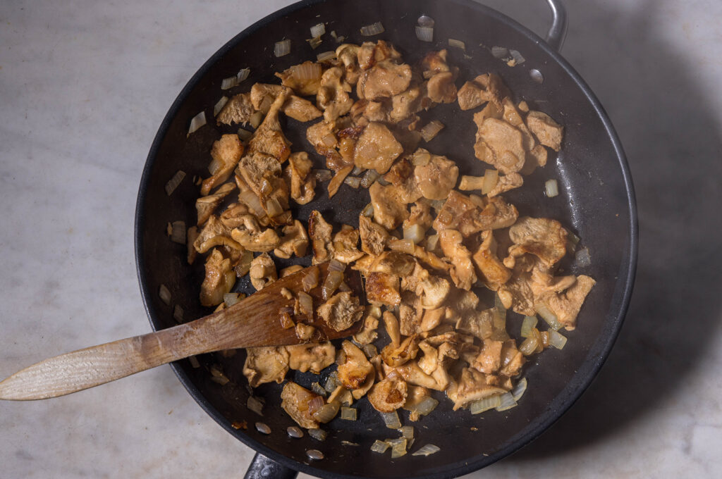 6. Parallel zum Kochen des Eintopfs die Semmel-Stoppelpilze mit der zweiten Zwiebel braten.