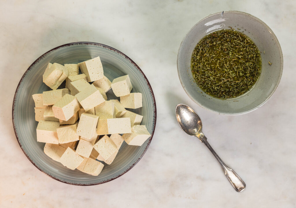 2. Der Tofu ist gewürfelt, die Marinade angerührt.