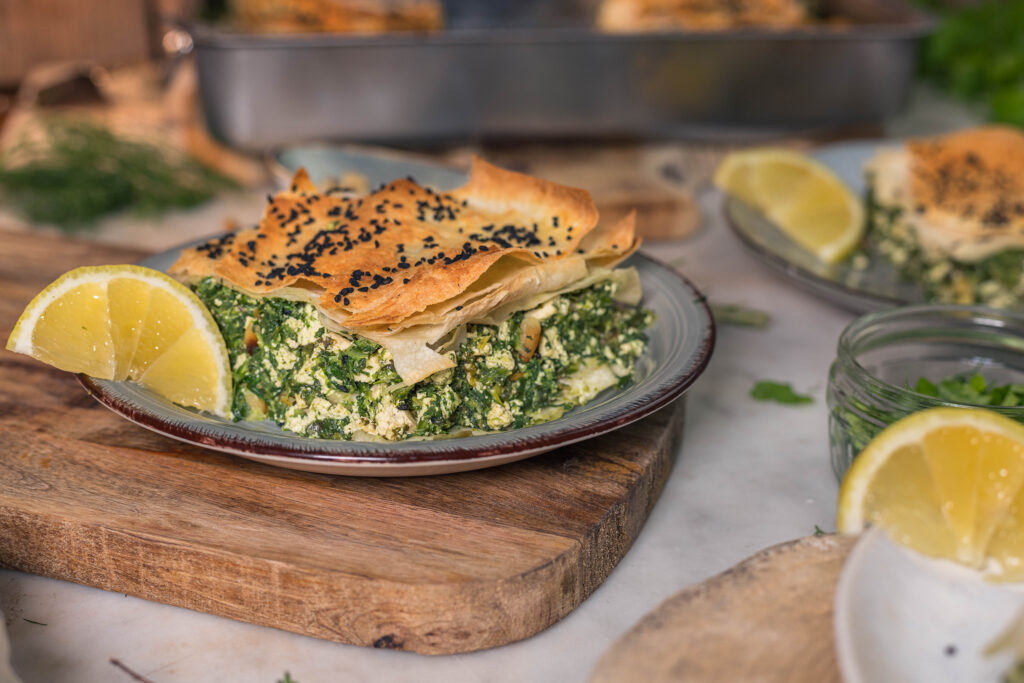 Dadurch, dass ich den Veta für meine vegane Spanakópita selber mache, behält die Füllung Struktur.