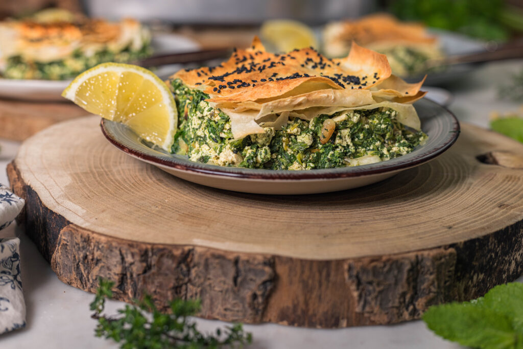 Spanakópita – griechische Spinat-Schafskäsepita – vegan mit aromatischer Spinat-Feta-Füllung.