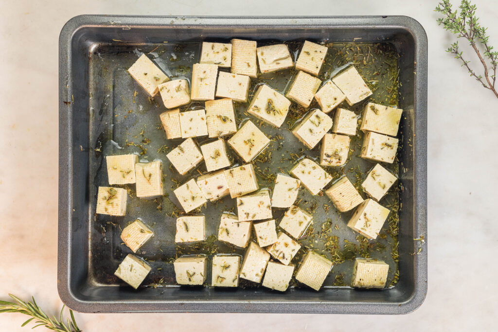 3. Der Tofu wird in der Marinade gewendet.