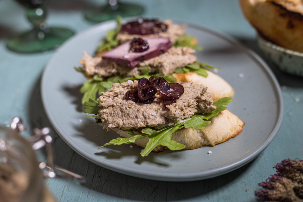 Dieses vegane Pilz-Paté, verfeinert mit Zwiebeln, Olivenöl und ausgewählten Gewürzen, macht jedes Gericht zur herzhaften Delikatesse.