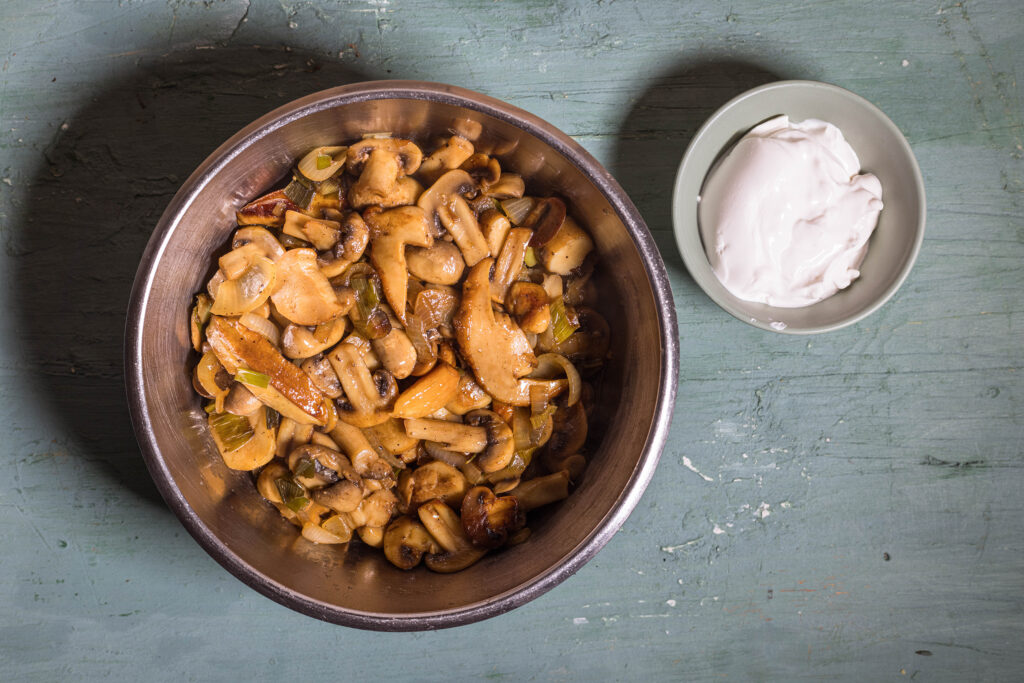 6. Nun können die gegarten Pilze in ihrem Fett mit etwas veganer Creme Fraiche püriert werden.