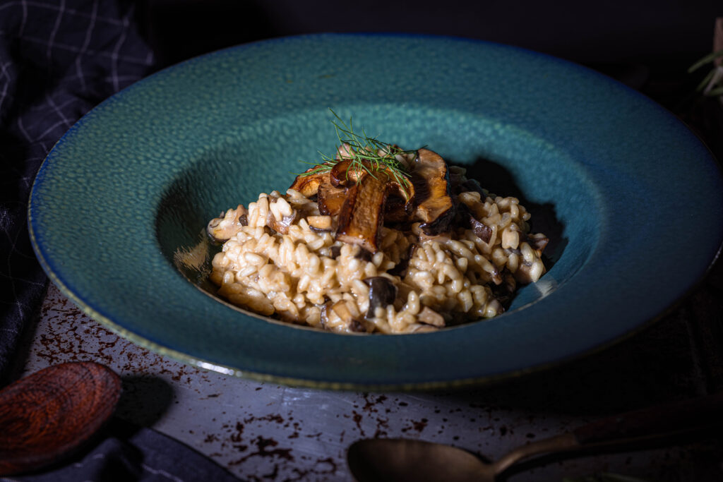 Steinpilz-Risotto: eine luxuriöse Speise, die sich schnell und mit wenigen Zutaten zubereiten lässt.