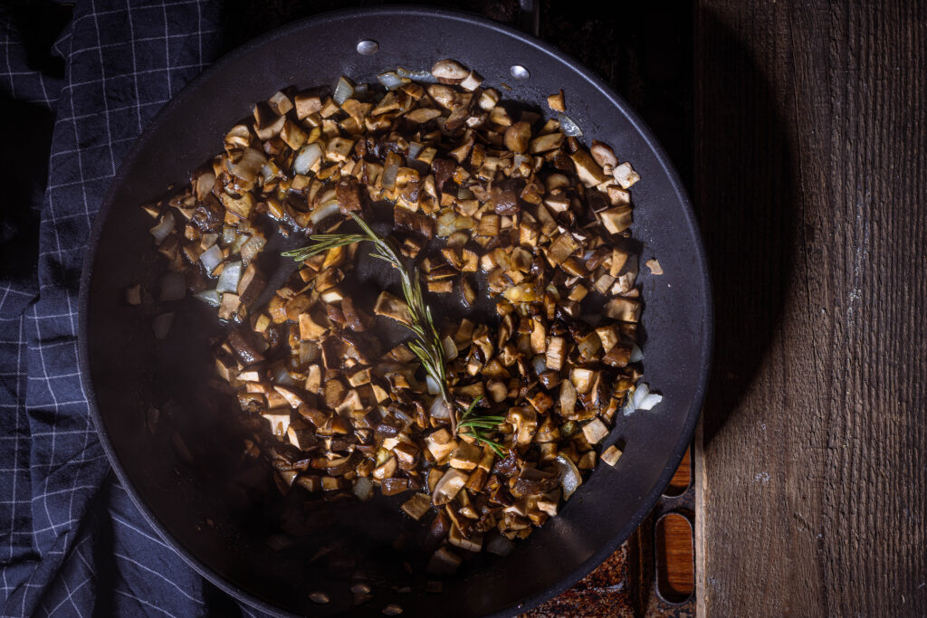 3. Steinpilze, Zwiebel, Rosmarin und den Knoblauch werden in der Pfanne angebraten.