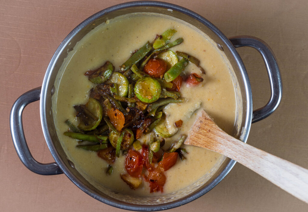 10. Zum Schluss auch das Bratgemüse in die Suppe geben.