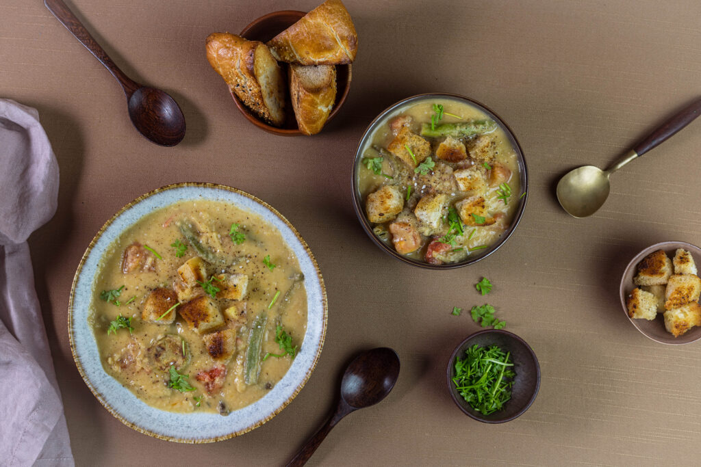 Die perfekte Herbstsuppe mit saisonalem Bratgemüse als Einlage.