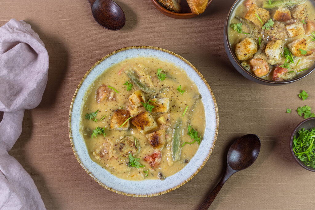 Mein Topinambur-Pastinaken-Eintopf mit saisonalem Bratgemüse ist wie ein Stück Herbst in der Schüssel: herzhaft, warm und voller Aromen, die die kühle Jahreszeit feiern.