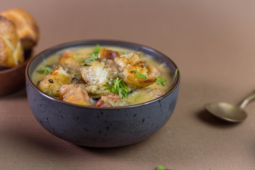 Die Kombination aus einer cremigen Suppe aus Wurzelgemüse und herzhaftem Bratgemüse bringt die Aromen des Herbstes direkt in die Schüssel.