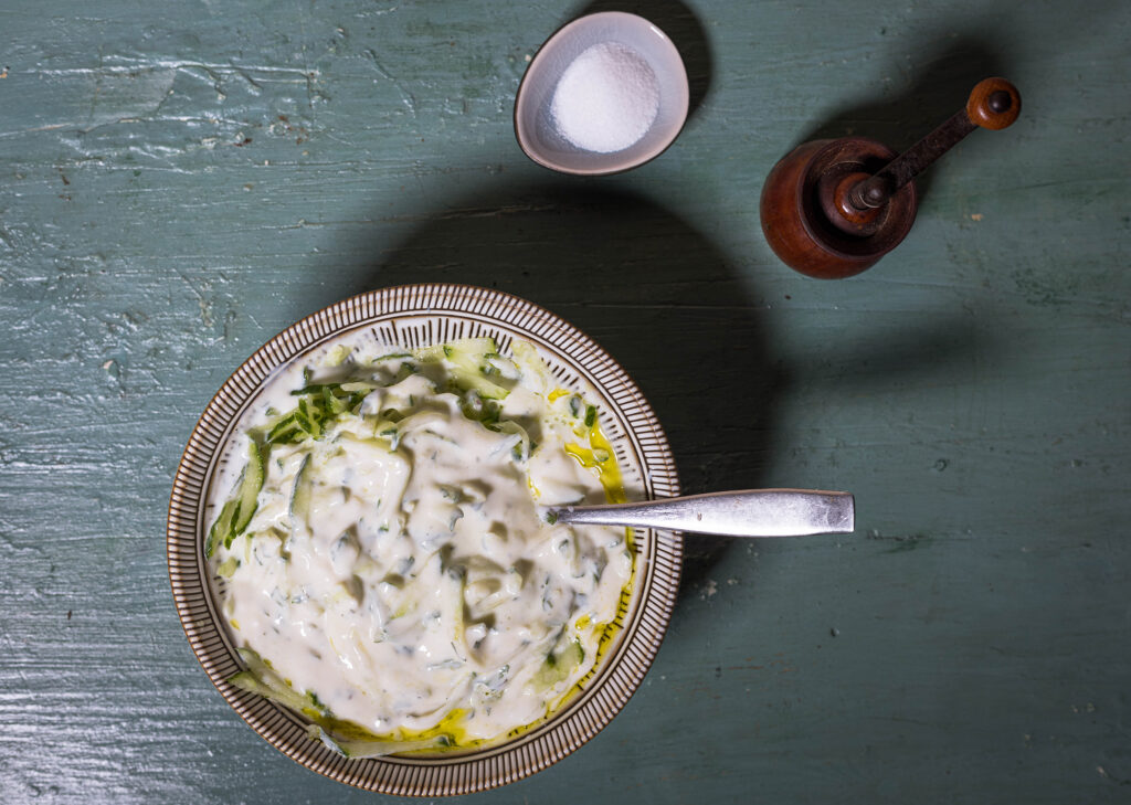 3. Alle Tzatziki-Zutaten werden miteinander verrührt und dann mit Salz und Pfeffer abgeschmeckt.