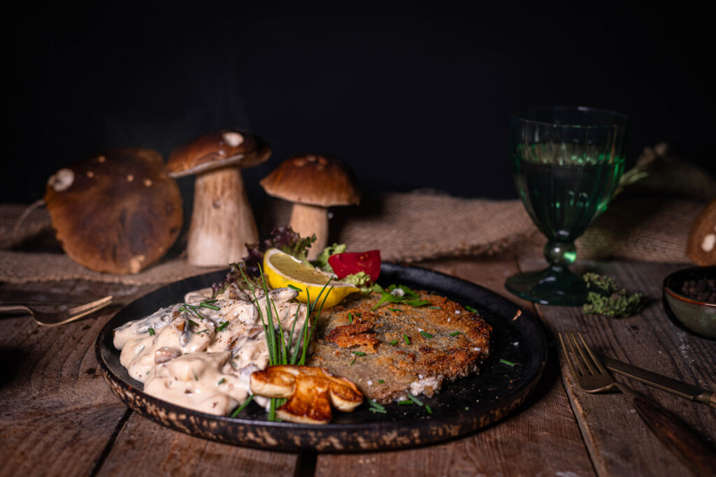 Waldpilzsauce mit frisch gesammelten Pilzen zu Parasolschnitzel.