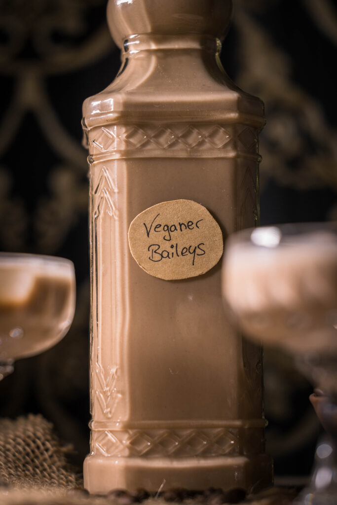 Veganer Baileys ist der Beweis, dass Genuss und pflanzliche Ernährung wunderbar zusammen passen können.