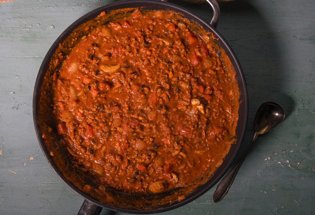 7. Die Lorbeerblätter entfernen und die rein pflanzliche Bolognese mit Salz und Pfeffer abschmecken.