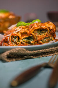 Vegane Cannelloni mit Spinat-Ricotta-Füllung und Bolognese