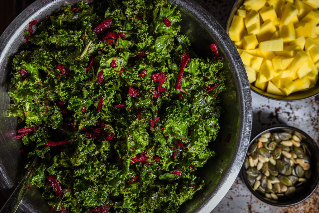 5. Der Salat wird mit dem Dressing vermengt. Er kann nun portioniert werden. Als Topping kommen dann die Mangowürfel und die gerösteten Kerne darauf.