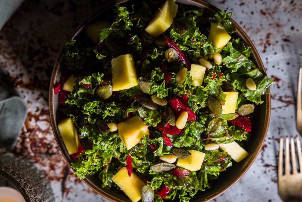 Grünkohlsalat, knackig und frisch mit Mangostückchen