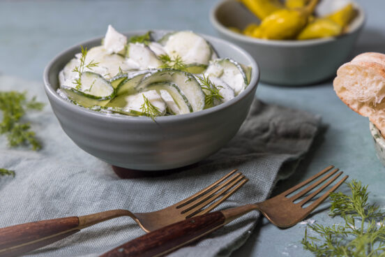 Norddeutscher, veganer Gurkensalat mit Sahnedressing