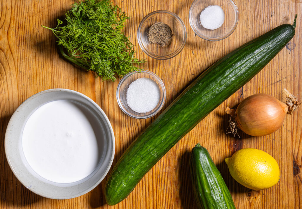 1. Die Zutaten für den veganen Gurkensalat mit Sahnedressing.