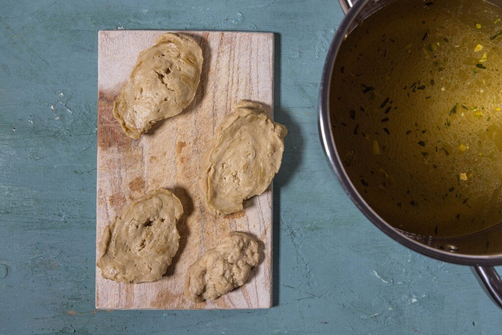 4. Den Seitanklumpen in mehrere Scheiben schneiden, diese in der Brühe kochen.