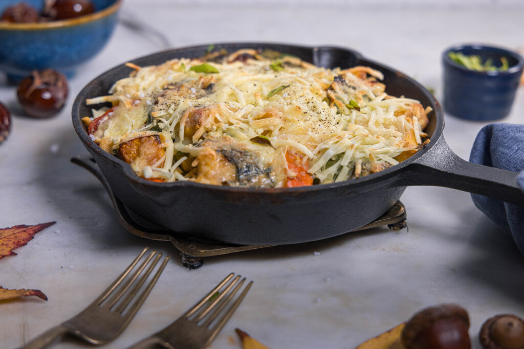 Dieser vegane Auflauf bringt die sanfte Süße des Kürbisses zusammen mit der zarten Textur der Gnocchi.