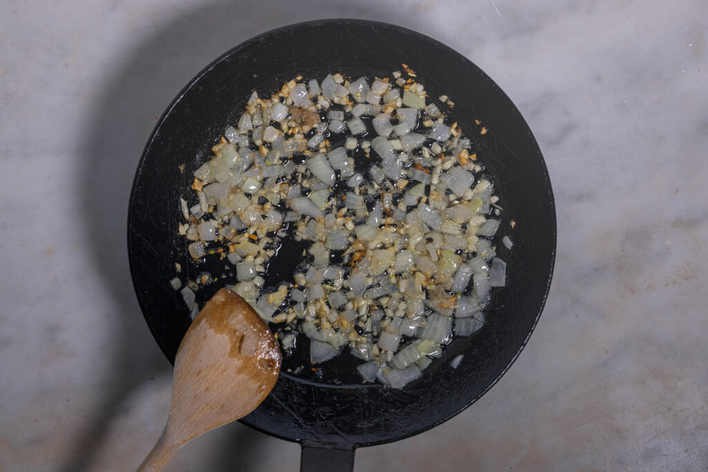 3. Zwiebeln, Ingwer und Knoblauch werden angebraten.