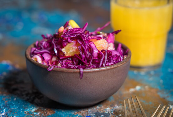 Rotkohlsalat mit Apfel und Orange - ein knackiger Wintersalat