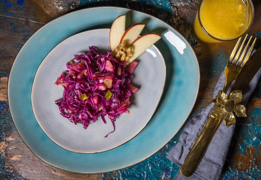 Rotkohlsalat, knackig und frisch, mit Orange und Apfel