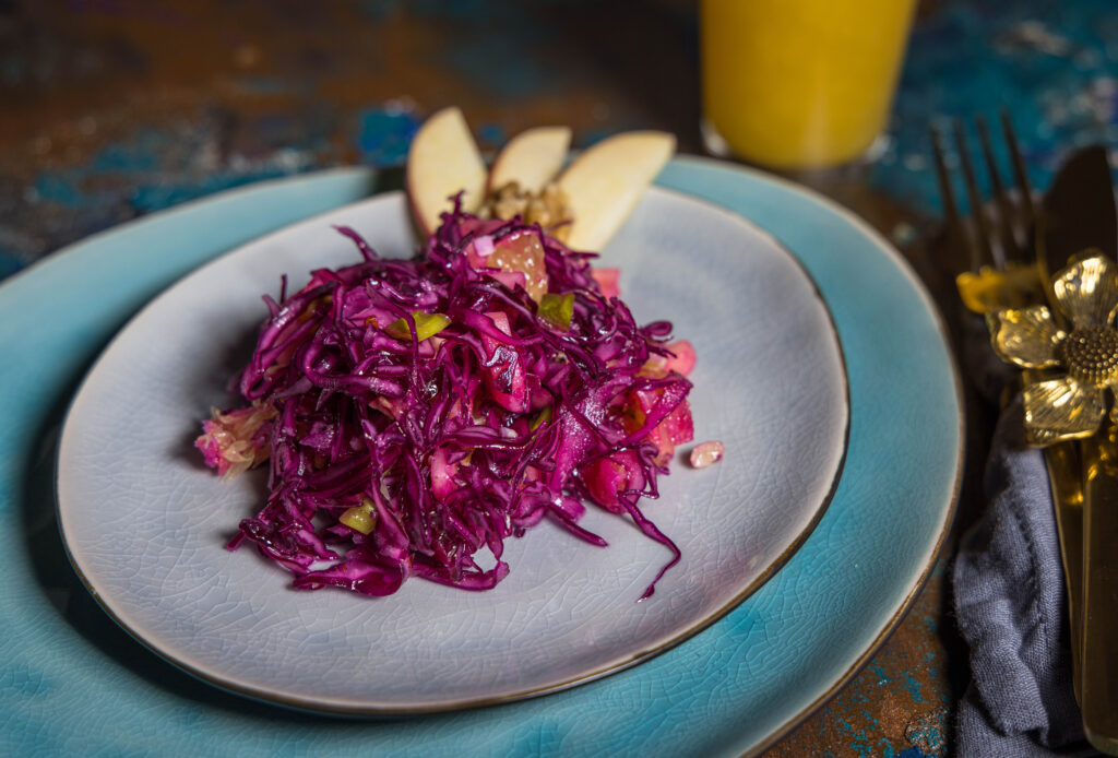 Mein Rotkohlsalat ist der perfekte Salat für den Winter, voller gesunder Zutaten.