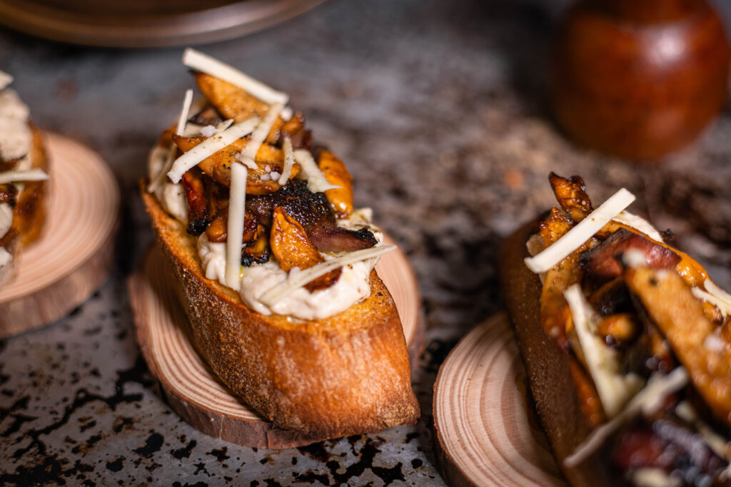 Eigentlich schmeckt Pilzbruschetta mit allen Pilzen, die gebraten lecker sind. Nicht nur mit Semmel-Stoppelpilzen.