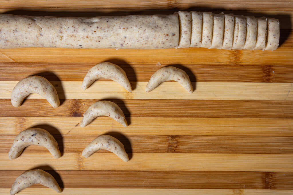 4. Der kalte Teig wird zu Rollen gerollt, diese werden in Scheiben geteilt aus denen die Kipferl geformt werden. Die Spitzen dürfen dabei weder zu lang noch zu spitz werden, sonst werden sie im Ofen zu dunkel oder verbrennen sogar.