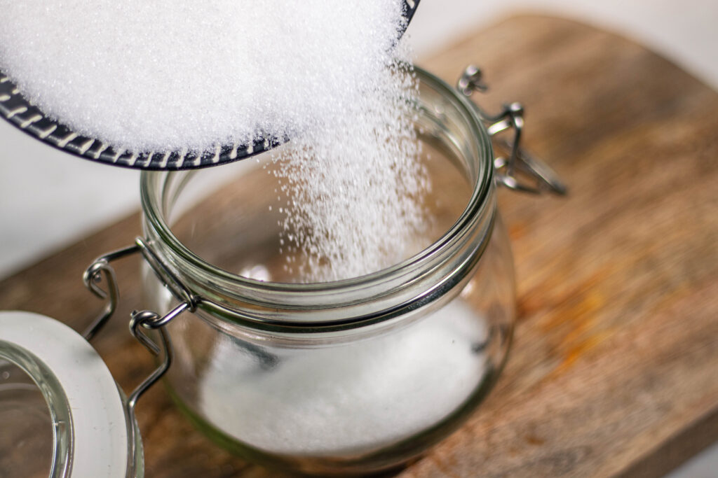 2. Die Vanilleschote mit ca. 200 g Zucker in ein verschließbares Glas geben.