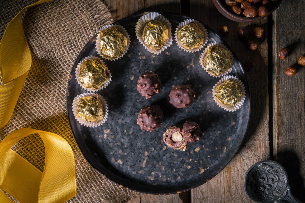 Mit meinem Rezept für vegane Ferrero Rocher kannst Du die leckeren, winterlichen Pralinen selber machen und das rein pflanzlich.