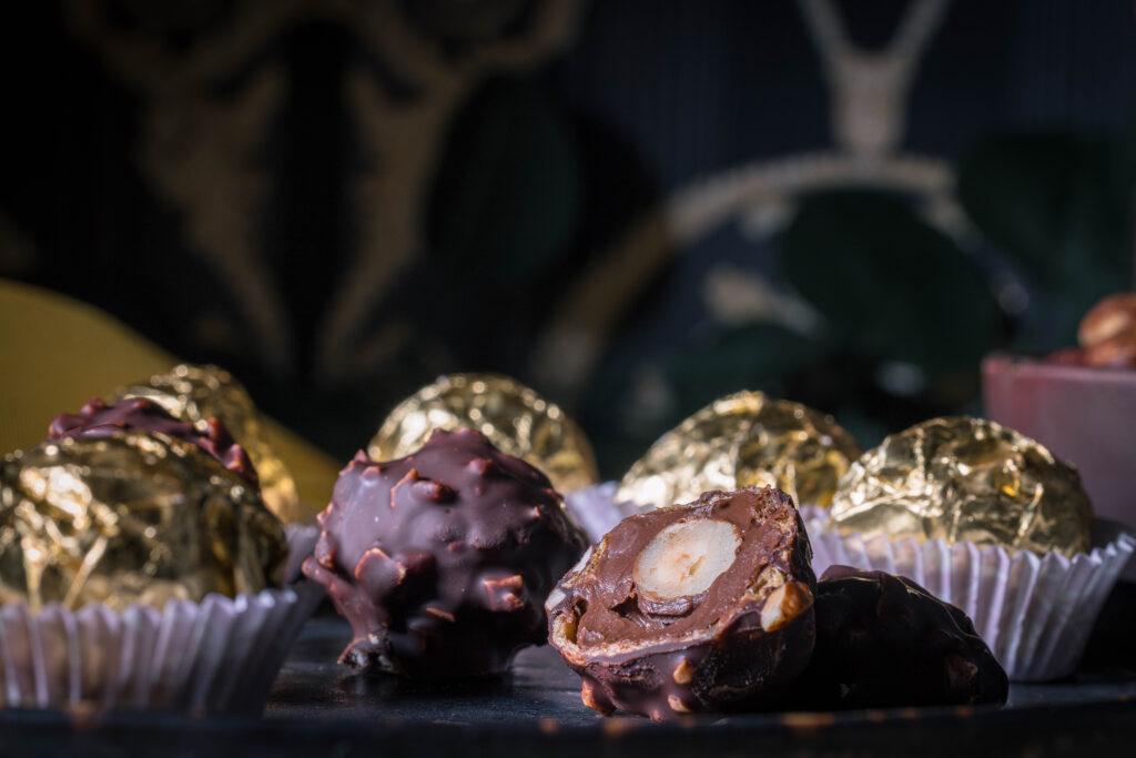 Ein knuspriges Waffelkügelchen, gefüllt mit samtiger Nuss-Nougat-Creme und einer knackigen, ganzen Haselnuss.