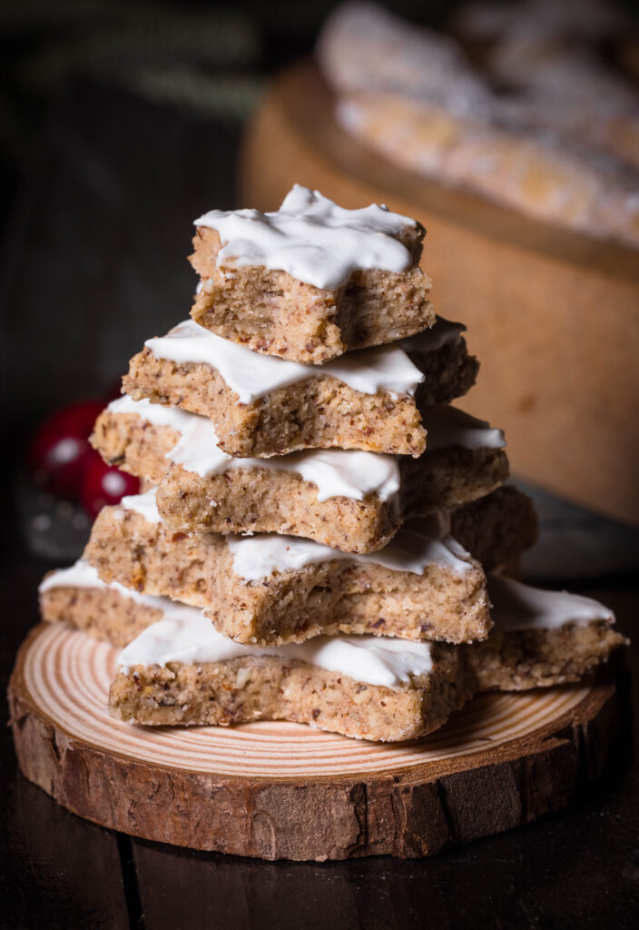 Zimtsterne gehören zu den beliebtesten, traditionellen Weihnachtsplätzchen bei Groß und Klein.