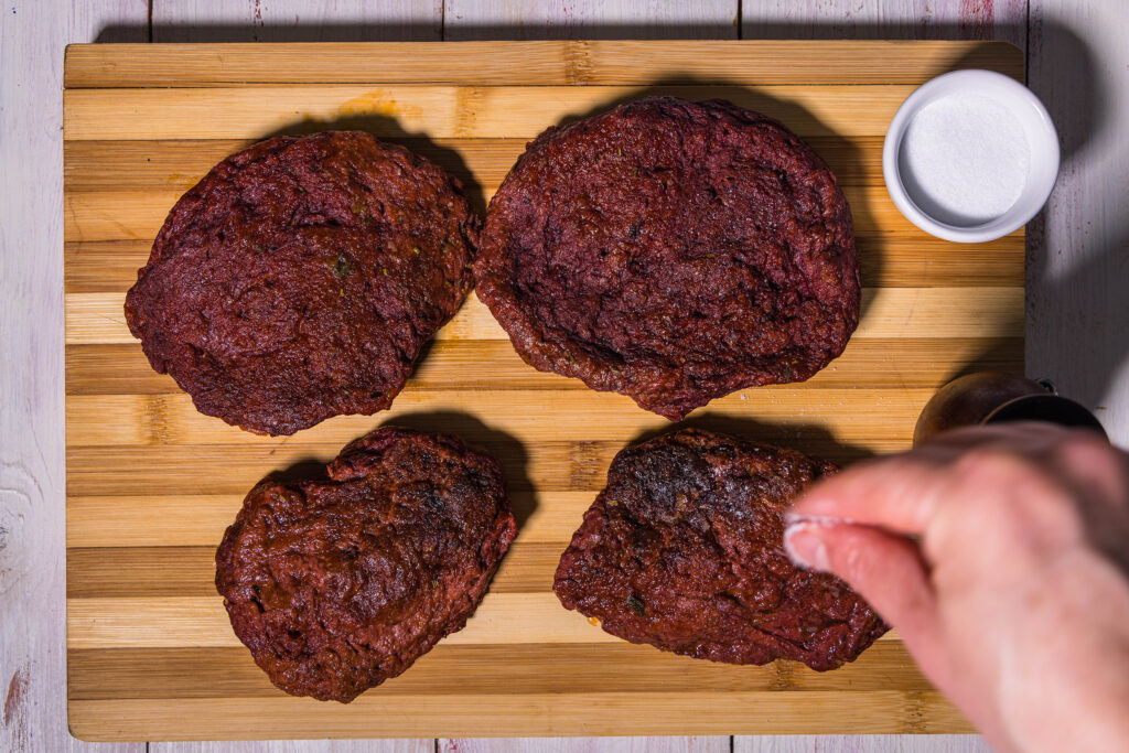 3. Die Seitansteaks beidseitig kräftig salzen und pfeffern.