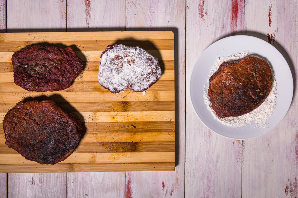 4. Anschließend werden die Steaks in Mehl gewendet.