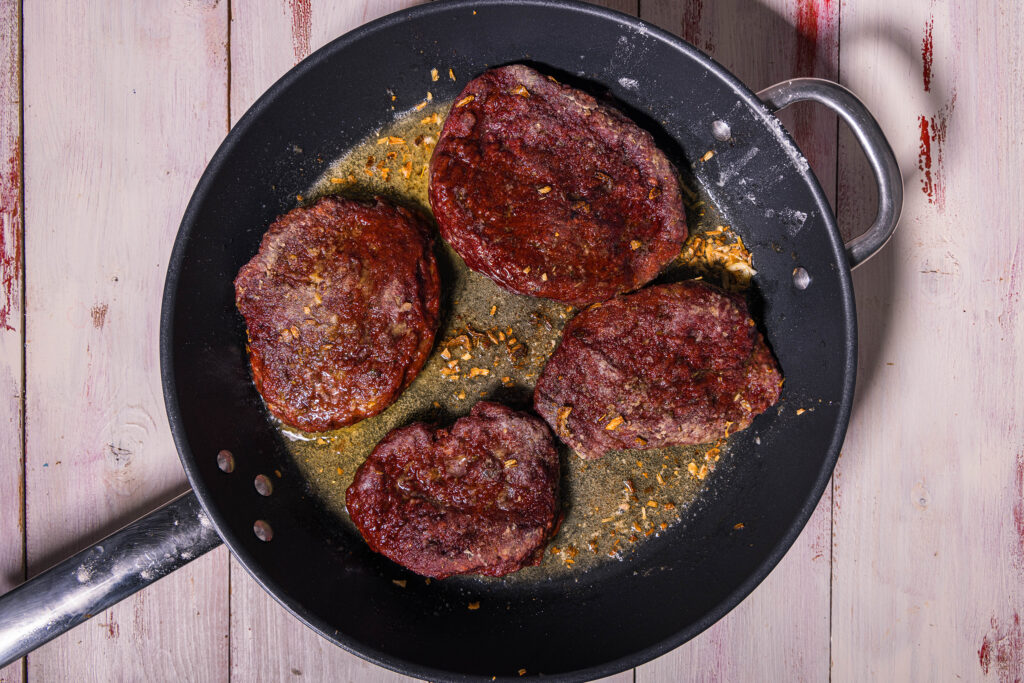 5. Öl und Zwiebelschmalz in einer Pfanne erhitzen und die Steaks beidseitig darin braten.