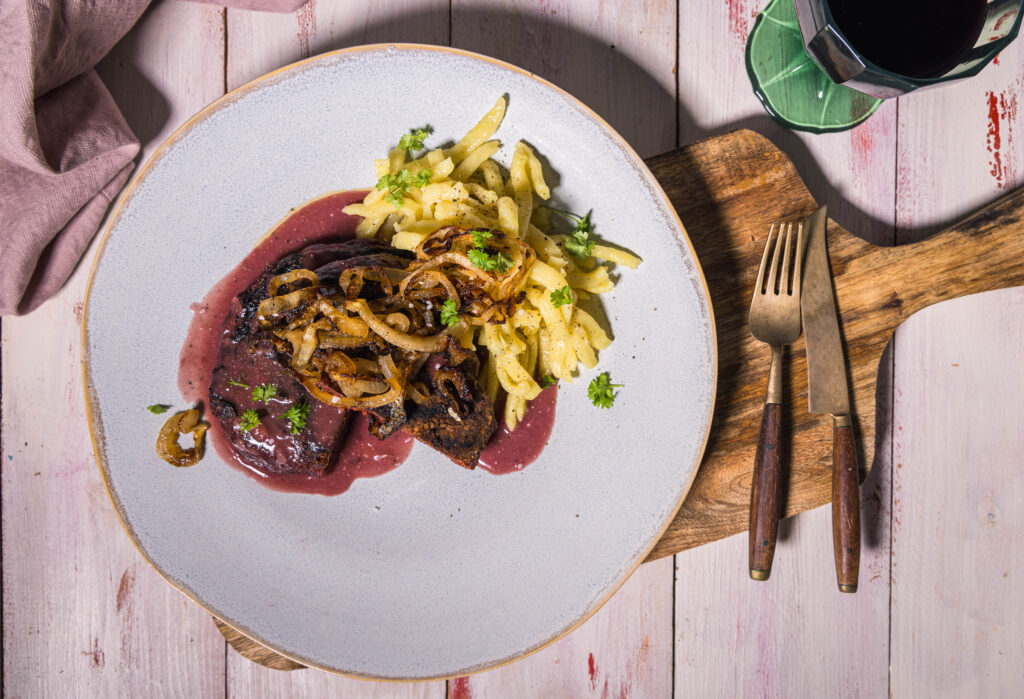 Veganer Zwiebelrostbraten - ein Klassiker, der auf dem Teller das Herz eines Festessens trägt.