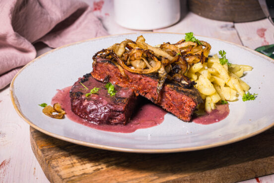 Veganer Zwiebelrostbraten mit Spätzle, ein Gedicht aus zartem Seitanvleisch