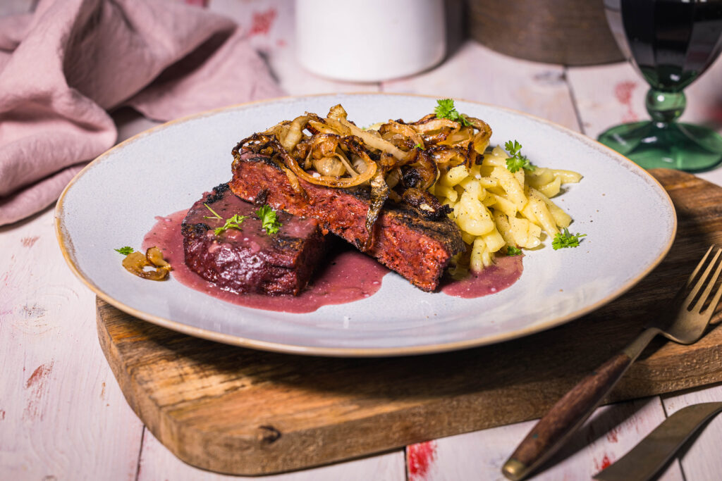 Veganer Zwiebelrostbraten mit Spätzle