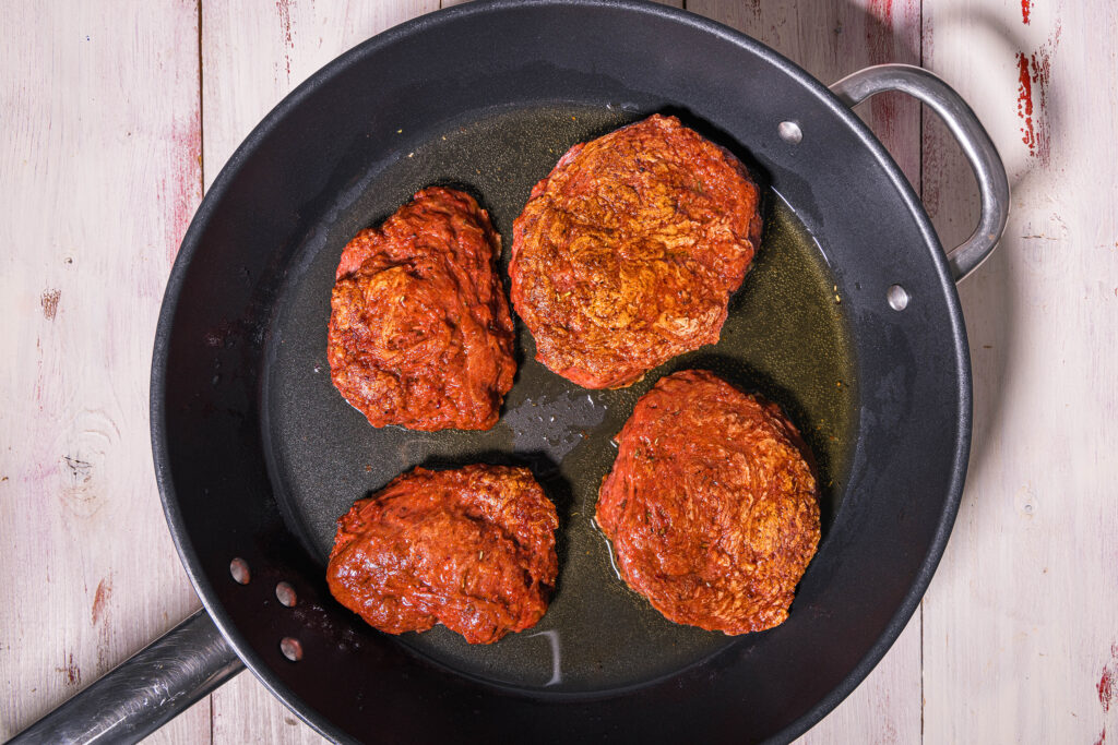 5. Die rohen Seitanfilets beidseitig scharf in einer Pfanne anbraten.