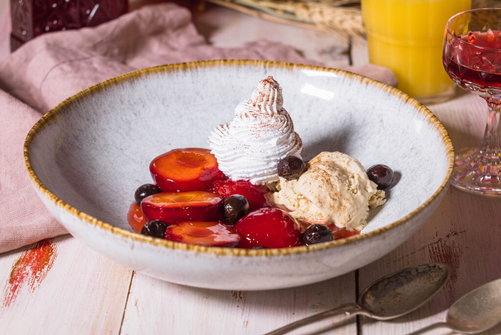 Löffelweise Glück gibt es in meinem Rezept für gebackene Pflaumen mit Schlehenlikör!