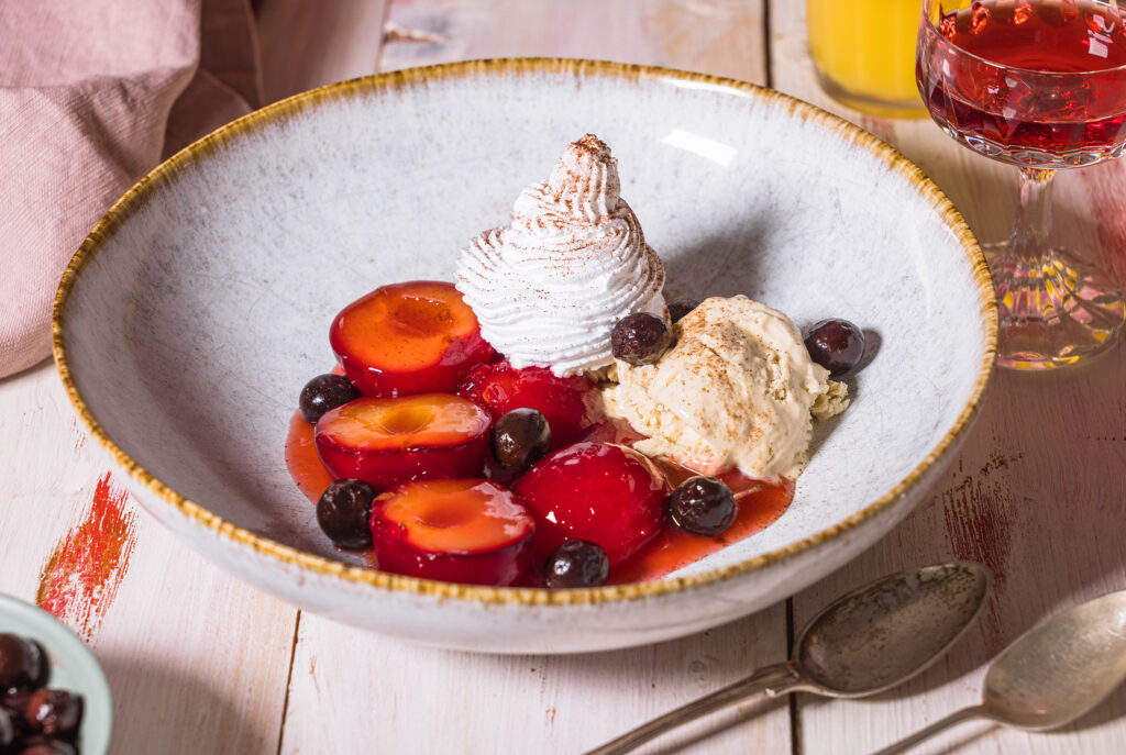 Serviert mit einer Kugel Vanilleeis, veganer Schlagsahne und den Schlehen aus dem frisch abgeseihten Schlehenlikör wird dieses Dessert Abschluss eines festlichen Essens.