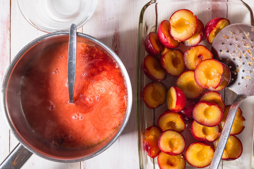 6. Den Fruchtsud mit der angerührten Stärke verrühren und aufkochen.