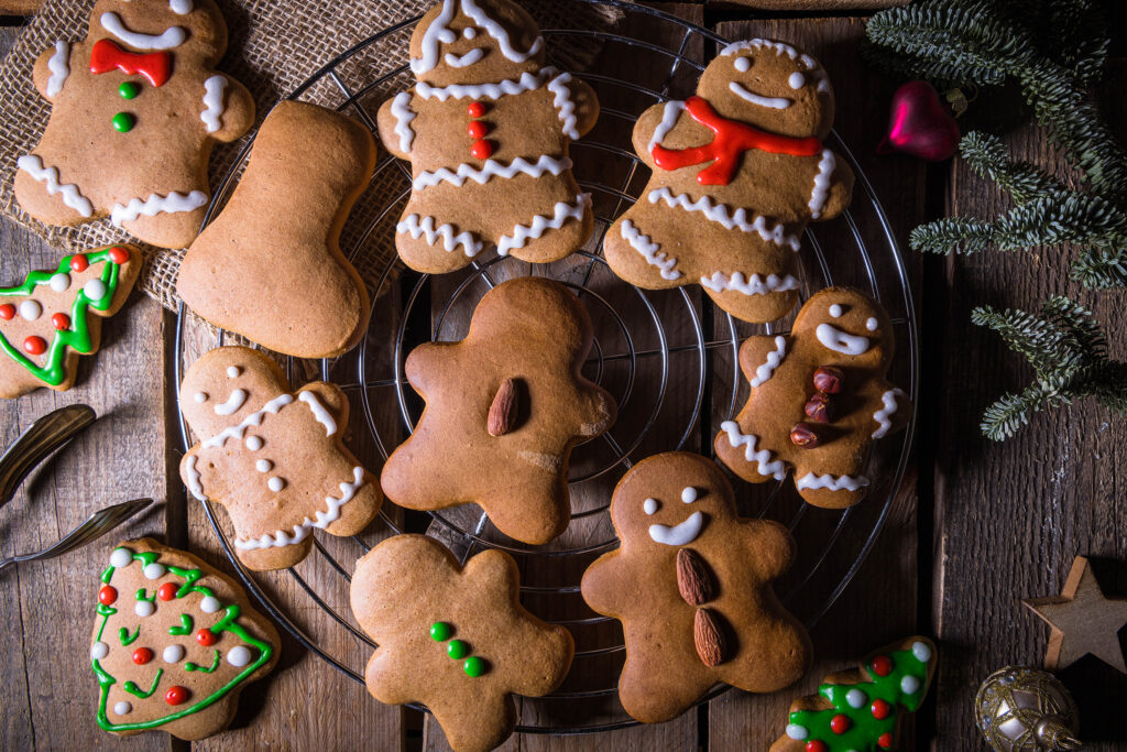 11. Die Lebkuchenmännchen mit dem Zuckerguss verzieren.