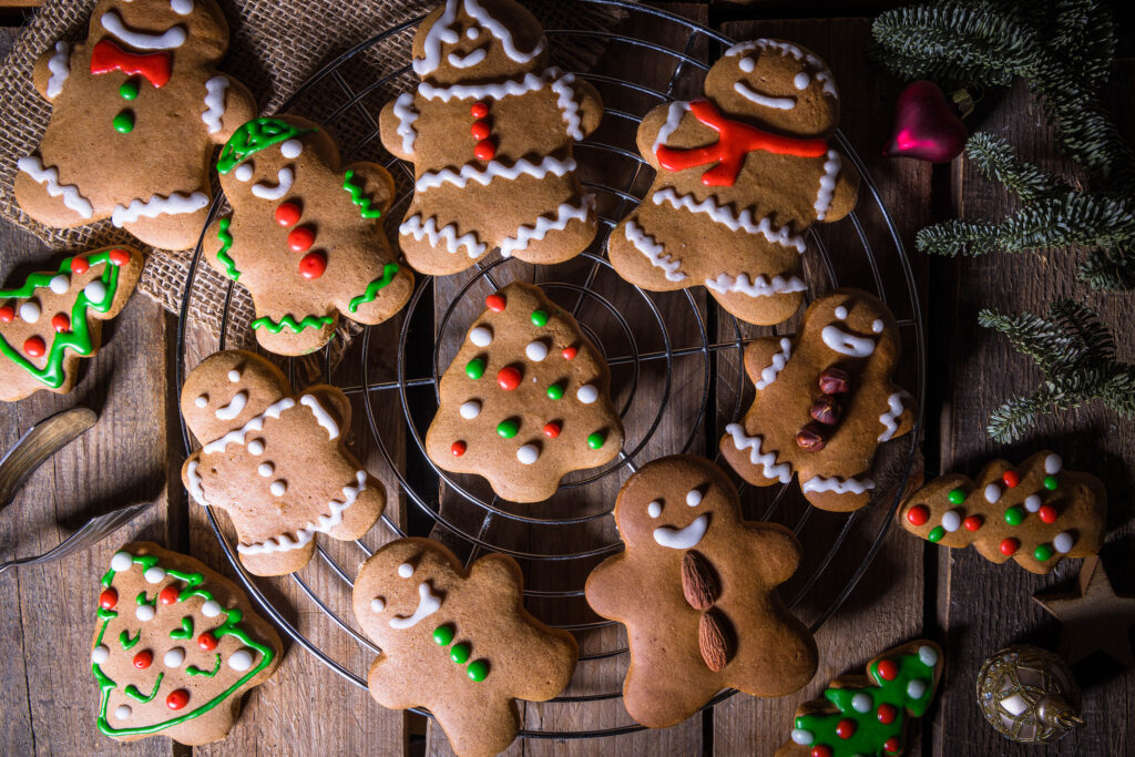 12. Den Zuckerguss komplett aushärten lassen, die Honiglebkuchen danach luftdicht in Dosen oder Gläsern verpacken.