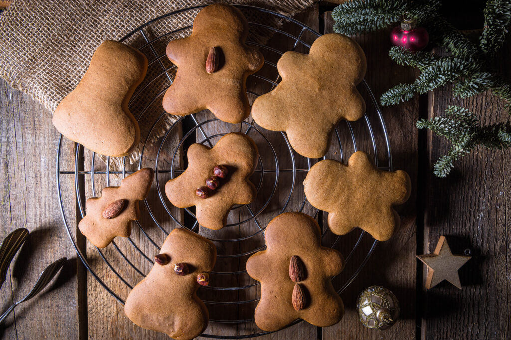 8. Die Lebkuchenfiguren vollständig auskühlen lassen.