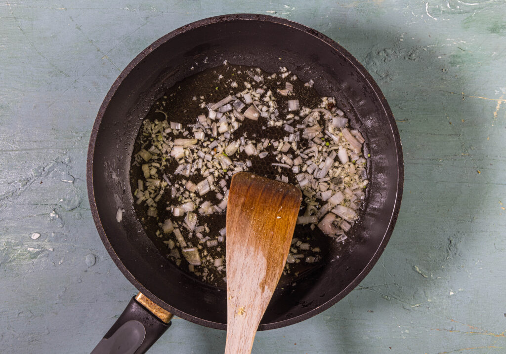 Schalotten und Knoblauch werden angeschwitzt.